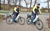 Auch Dienstfahrräder gehören zur Ausstattung der Regionalbereichsbeamten Jens Radtke und Jens Oklitz (r.).
