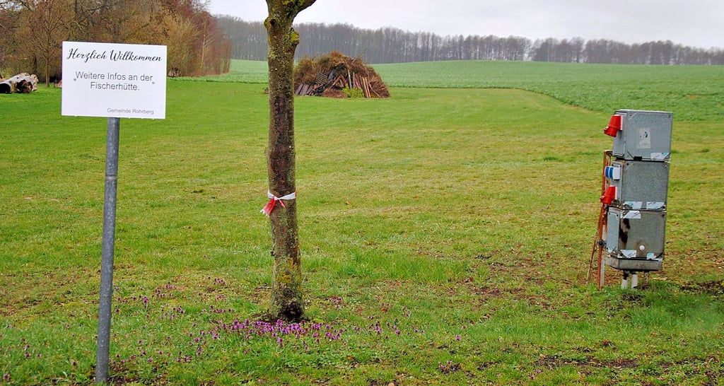 Auf dem Campingplatz am Ahlumer See werden Besucher noch von der Fischerhütte willkommen geheißen, die mit neuer Pächterin inzwischen in Bootshaus umgetauft wurde.
