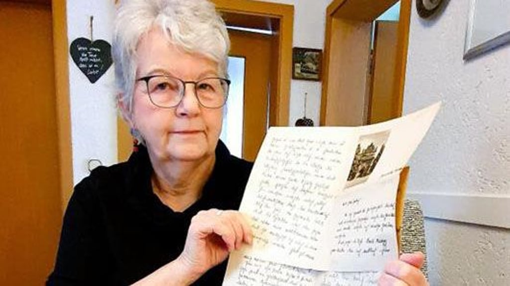 Brigitte Woda hat einen nie abgeschickten Brief ihrer Mutter vom April 1945 gefunden, als sie gerade mit der Bahn ankam und die Stadt am 11. April 1945 mehrere Bomben der Amerikaner abbekam.