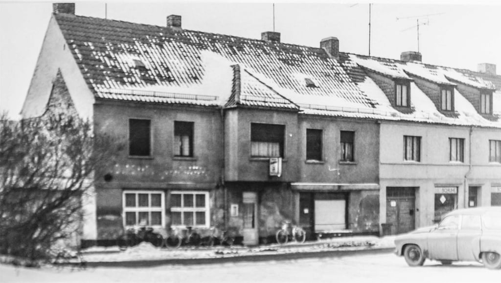 In seinem neuen Buch „Der Mörder wohnt im selben Haus“ beschreibt Bernd Kaufholz auch einen Mordfall aus Dessau. Ihren Ausgang nahm die verhängnisvolle Tatnacht am 23. November 1978 in der Konsumgaststätte in der Kornhausstraße. Das Foto stammt aus den Polizeiakten.