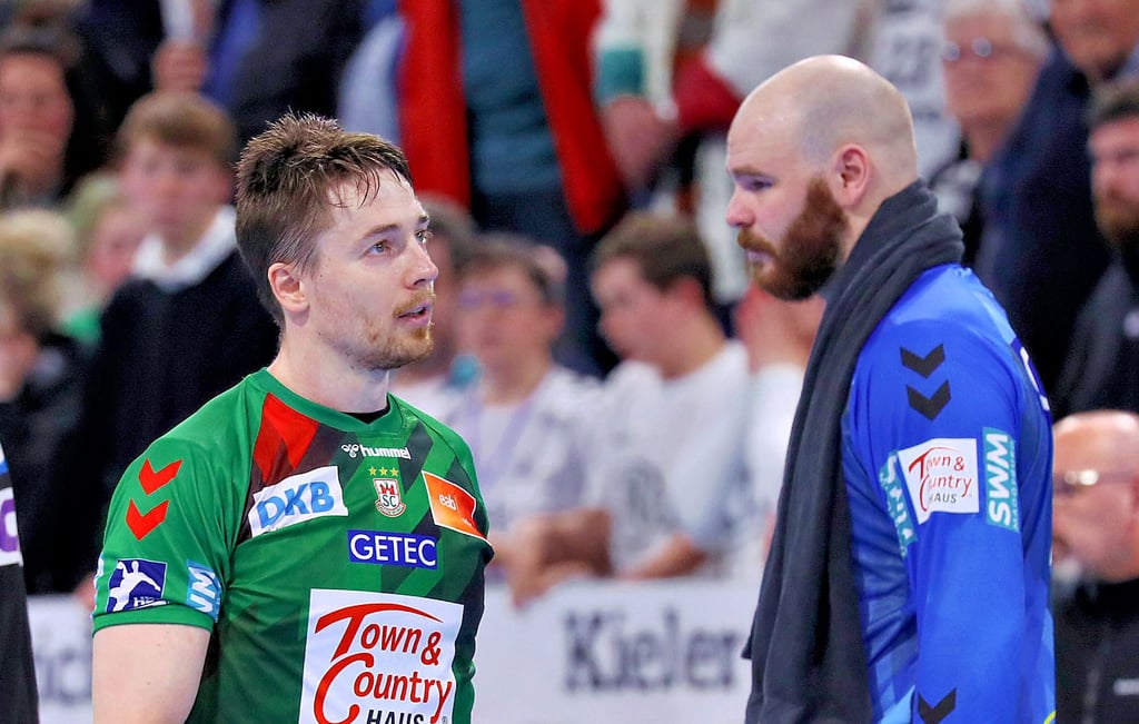 Nach dem Remis in Kiel sind Michael Damgaard (l.) und Mike Jensen mit dem SC Magdeburg auf Patzer der Konkurrenten angewiesen, wenn es mit der Titelverteidigung klappen soll.
