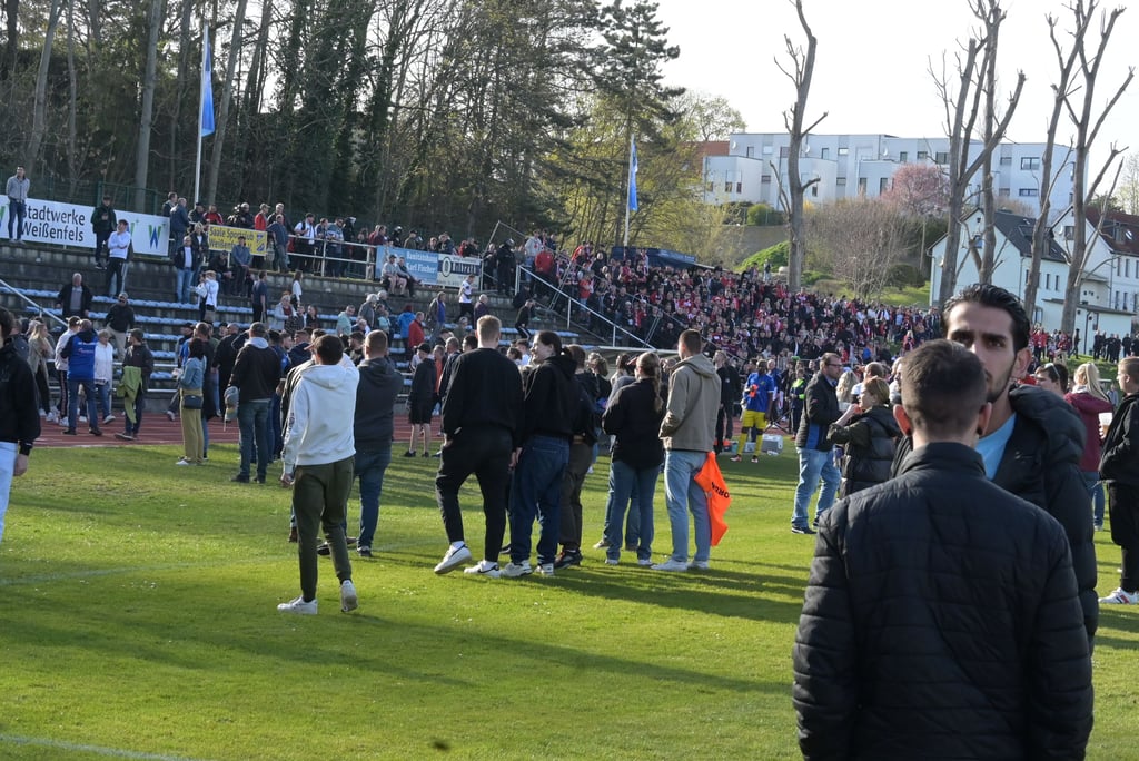 Mehrere Zuschauer rannten während der Ausschreitungen auf das Spielfeld, die Partie zwischen Weißenfels und dem HFC musste unterbrochen werden.