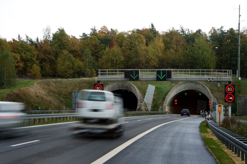 Der Tunnel Königshainer Berge auf der Autobahn A 4 in Fahrtrichtung Görlitz (Sachsen).