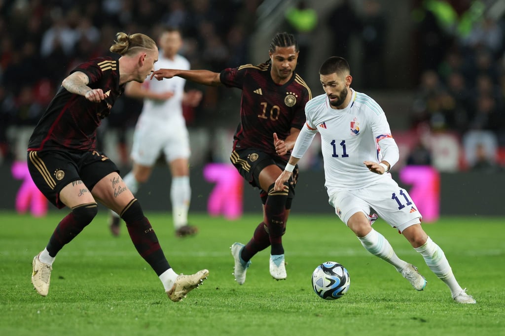 Belgiens Yannick Carrasco (r.) in Aktion gegen Deutschlands Marius Wolf kurz vor dem Führungstreffer.