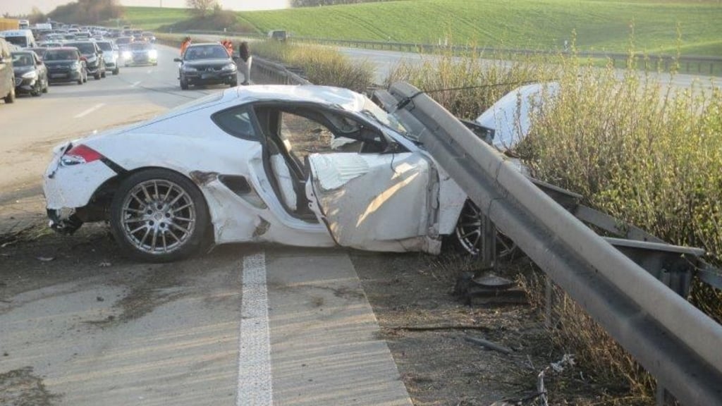 Der Porsche des 25-Jährigen blieb schließlich unter der Mittelleitplanke stecken.