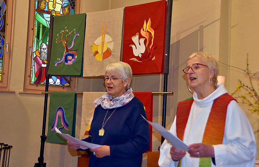 Lektorin Susanna Pohl (l.) und Gabriele Herbst, Pfarrerin im Ruhestand, gestalten den Festgottesdienst zum Jubiläum „20 Jahre Altartücher“ in der Wieglitzer Schifferkirche.