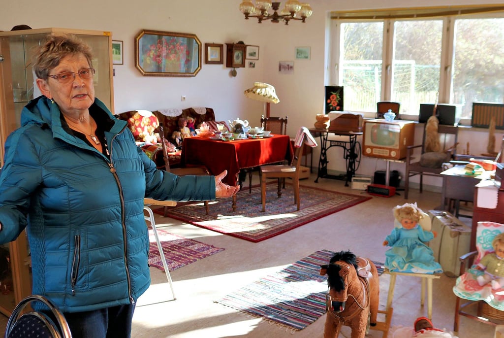Annegret Quenstedt in der neuen Heimatstube Wörmlitz.