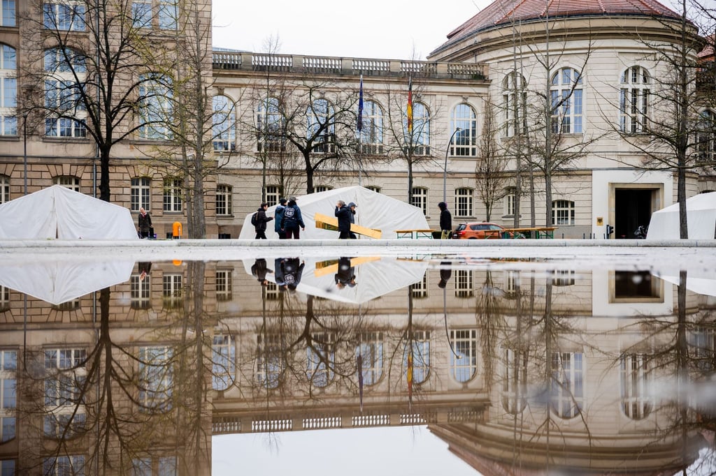 Aktivisten von Extinction Rebellion bauen ein Protestcamp vor dem Bundeswirtschaftsministerium auf.
