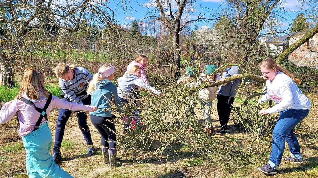 Gemeinsam kann sogar schwere Gartenarbeit Spaß machen. Im Gemeindegarten in Bülstringen gab es viel zu tun, um die Flächen urbach zu machen. Alle Teilnehmer packten kräftig zu, um aufzuräumen.