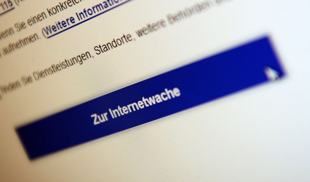 Der Schriftzug „Zur Internetwache“, aufgenommen von einem Monitor (gestellte Szene).