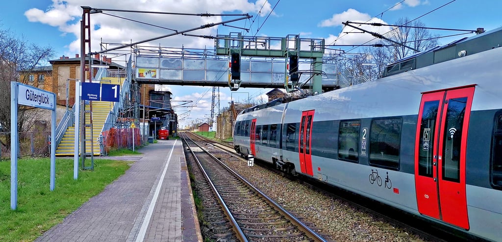 Der Bahnhof in Güterglück sollte eigentlich längst geschlossen werden. Reisende im Rollstuhl können die Behelfsbrücke nicht überwinden. Sie müssen, wenn sie nach Magdeburg wollen, erst nach Zerbst fahren und dort umsteigen. Doch der Neubau des barrierefreien Haltepunkts an der Moritzer Straße verschiebt sich immer wieder.