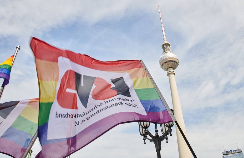 Eine LSVD-Fahne weht vor dem Fernsehturm.