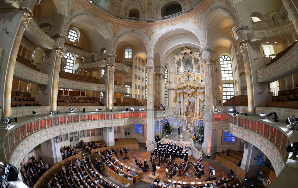 Zahlreiche Besucher sitzen während eines Gottesdienstes in der Dresdner Frauenkirche.