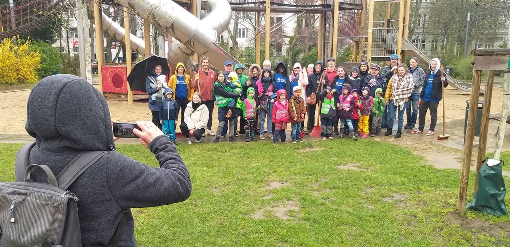 Mit einem Gruppenbild wird der Einsatz festgehalten. Neben Mitarbeitern von Intel sind hier unter anderen auch Teilnehmer der Volkshochschule, der Auslandsgesellschaft, der Kita "Mandala" und des Stadtgartenbetriebes Magdeburg zu sehen.