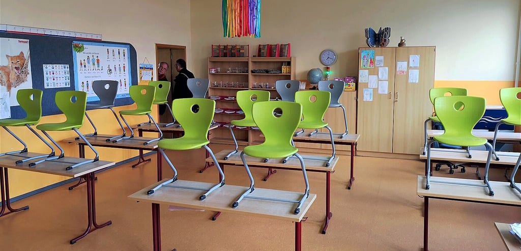 Ein Klassenraum der Grundschule in Henningen, wie er aktuell noch aussieht. Im Sommer sollen in der Schule größere Baumaßnahmen beginnen.