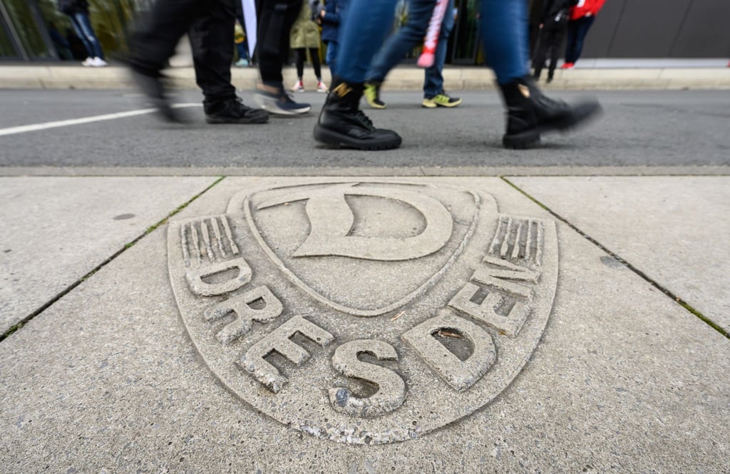 Das Logo der SG Dynamo Dresden ist vor dem Stadion in Beton gegossen.