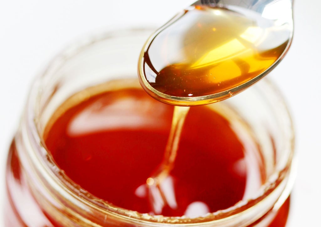 Honig ist eigentlich pflanzlich. Aber weil er von Bienen hergestellt wird, ist er ein tierisches Produkt - und deshalb für Veganer tabu.