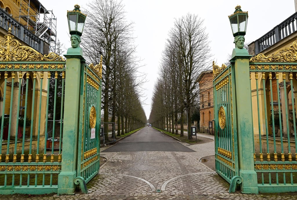 Der Eingang Grünes Gitter zum Schlosspark Sanssouci in der Brandenburger Vorstadt.