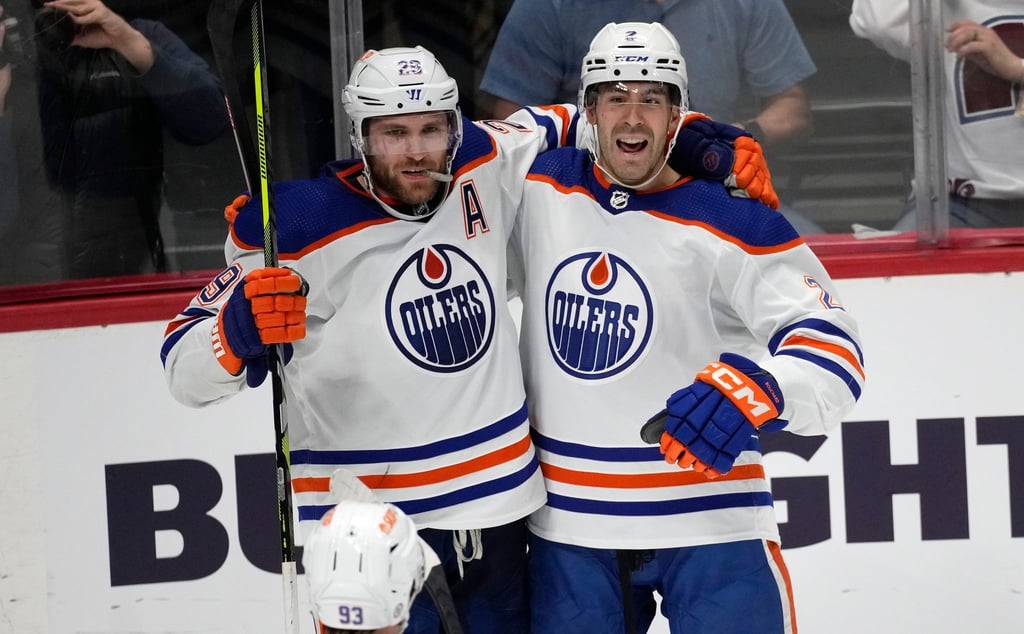 Leon Draisaitl (l) feierte mit den Oilers einen Sieg.