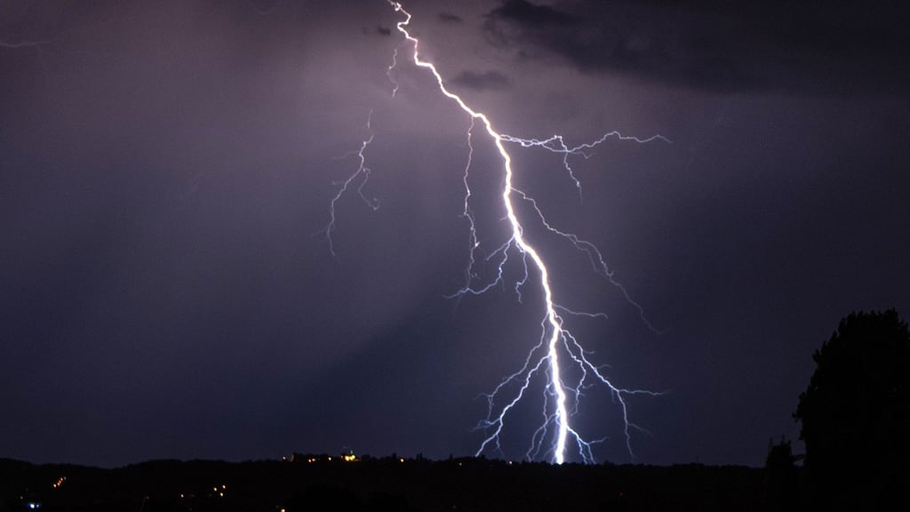 Am Mittwoch ziehen einzelne Gewitter über Sachsen-Anhalt. Der Deutsche Wetterdienst warnt vor Sturmböen.