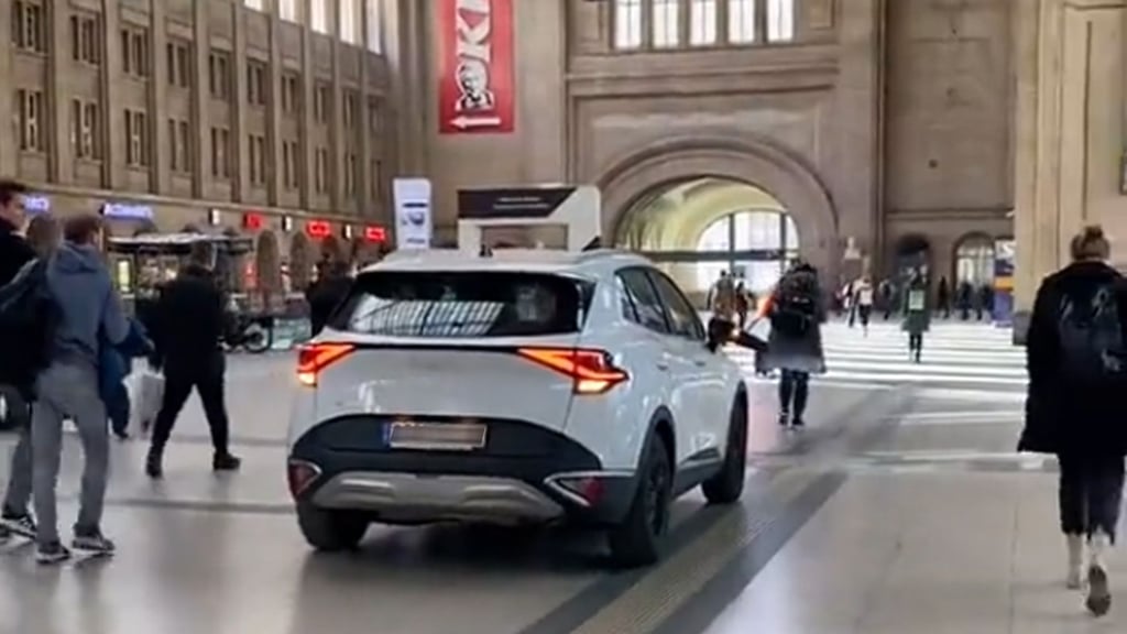 Und plötzlich fuhr ein weißes SUV durch die Bahnhofshalle am Leipziger Hauptbahnhof.