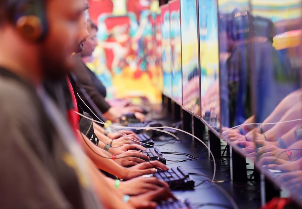 Messebesucher testen Computerspiele auf der der Gamescom in Köln (2022).