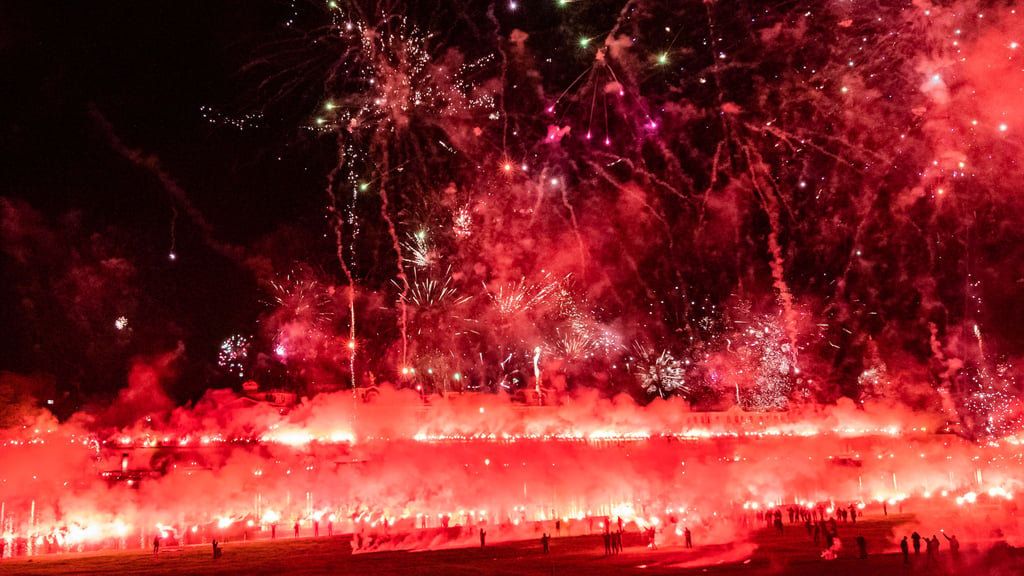 Dynamo Dresden: 70-Jahre-Jubiläum - Fußball-Fans zünden Pyro in Innenstadt