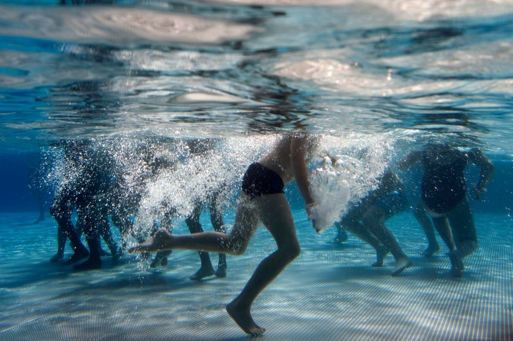 Kinder spielen in einem Freibad.