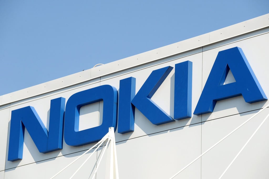 Das Firmenlogo des Technologieunternehmens Nokia am Hauptsitz in Espoo.