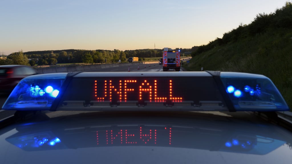 Bei einem Unfall auf der A14 bei Halle ist am Dienstagabend ein Mann ums Leben gekommen.