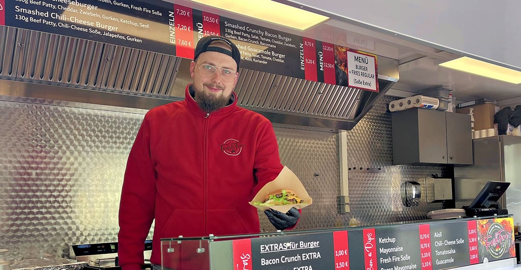 Christopher Bonke verkauft aus seinem Foodtruck Burger, aber auch mit verschiedenen Soßen und Käse bedeckte Pommes.