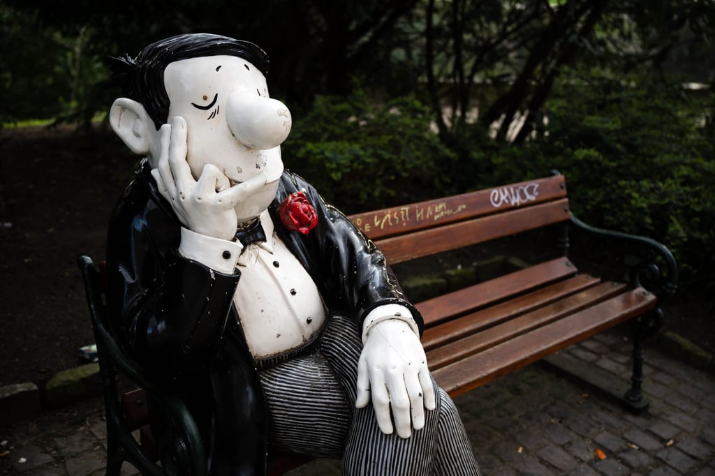 Die Figur Knollennasenmann auf dem Loriotplatz, unweit der Bremer Wallanlagen.