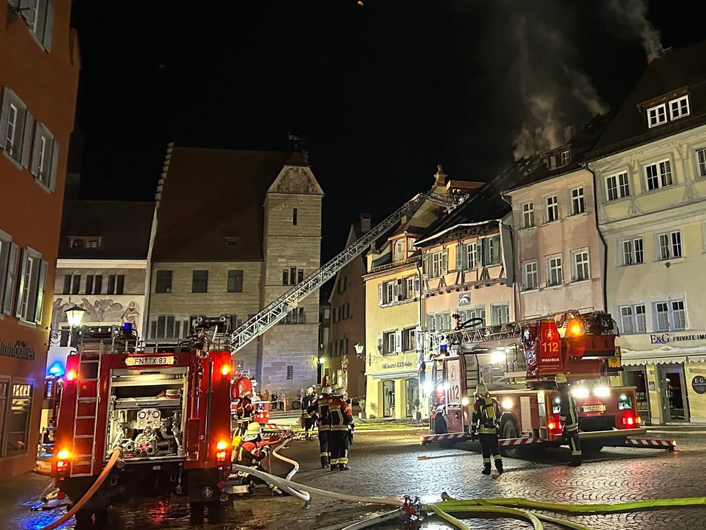Feuerwehrleute löschen den Brand in dem Dachstuhl eines Hauses in der Überlinger Altstadt.