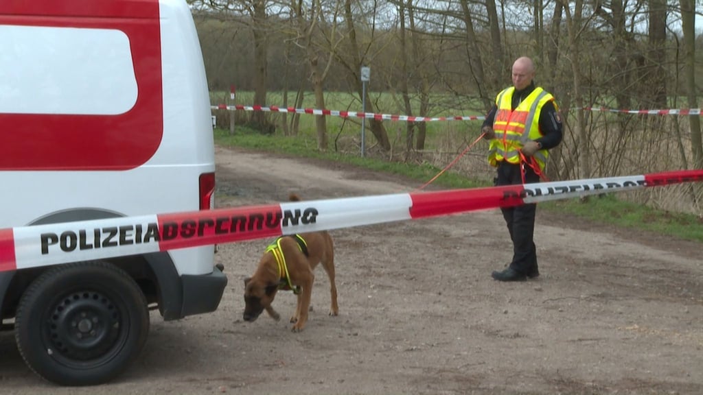 Die Polizei untersucht einen abgestellten Kastenwagen.