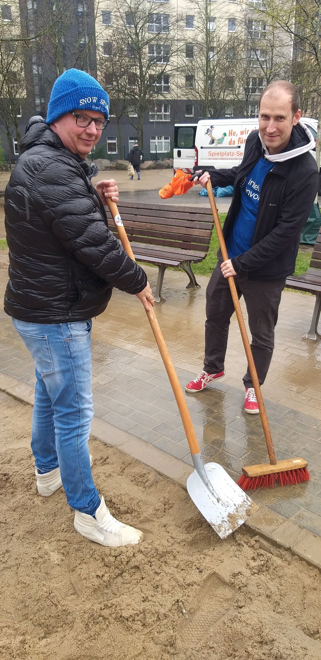 Die Intel-Mitarbeiter Ronny Schuck (l.) und David Schreiner beim Arbeitseinsatz auf dem Hegelspielplatz.