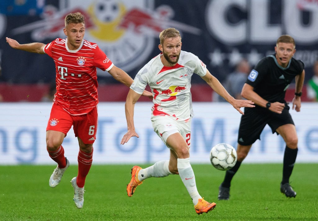 Ab Sommer Teamkollegen? Leipzigs Konrad Laimer (M) gegen Münchens Joshua Kimmich (l).