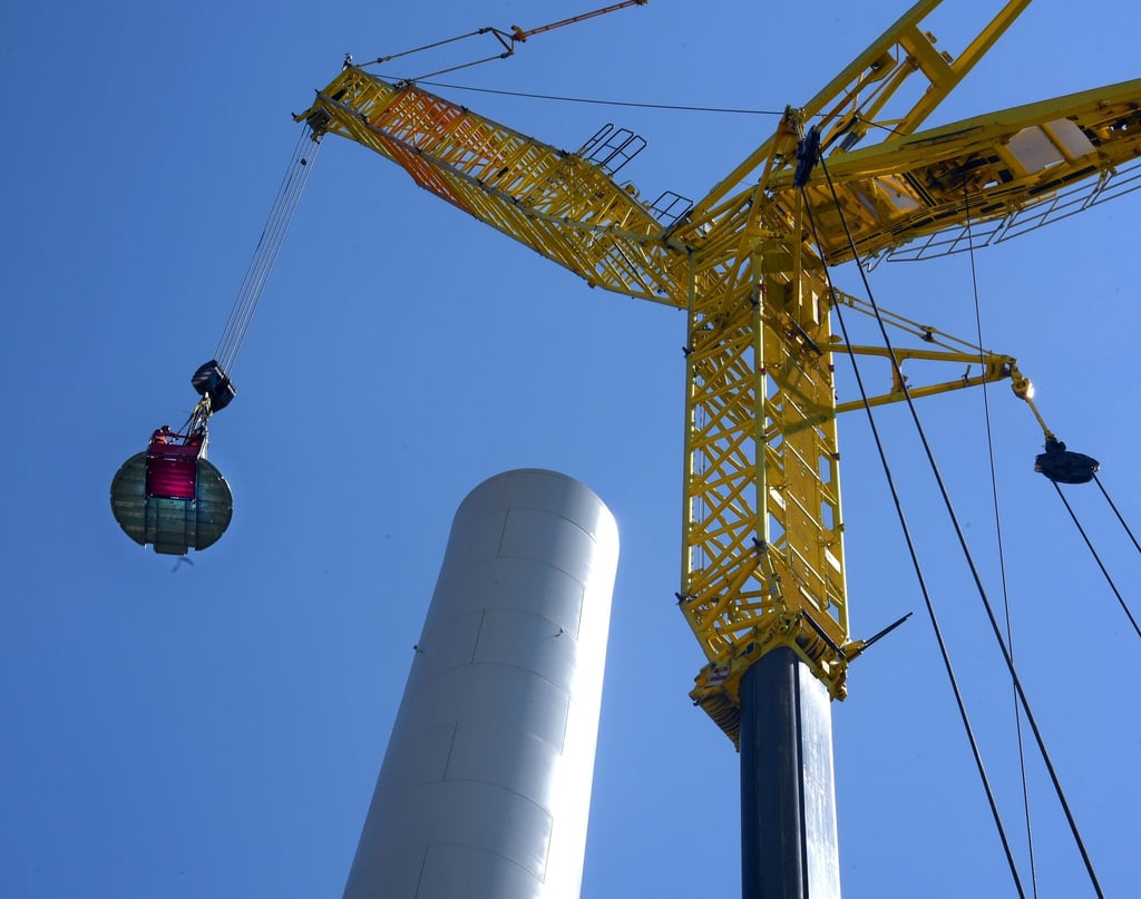 Im Windpark auf dem Gemeindegebiet von Sitten arbeiten Höhenmonteure am Stahlbetonturm einer im Bau befindlichen Windkraftanlage.