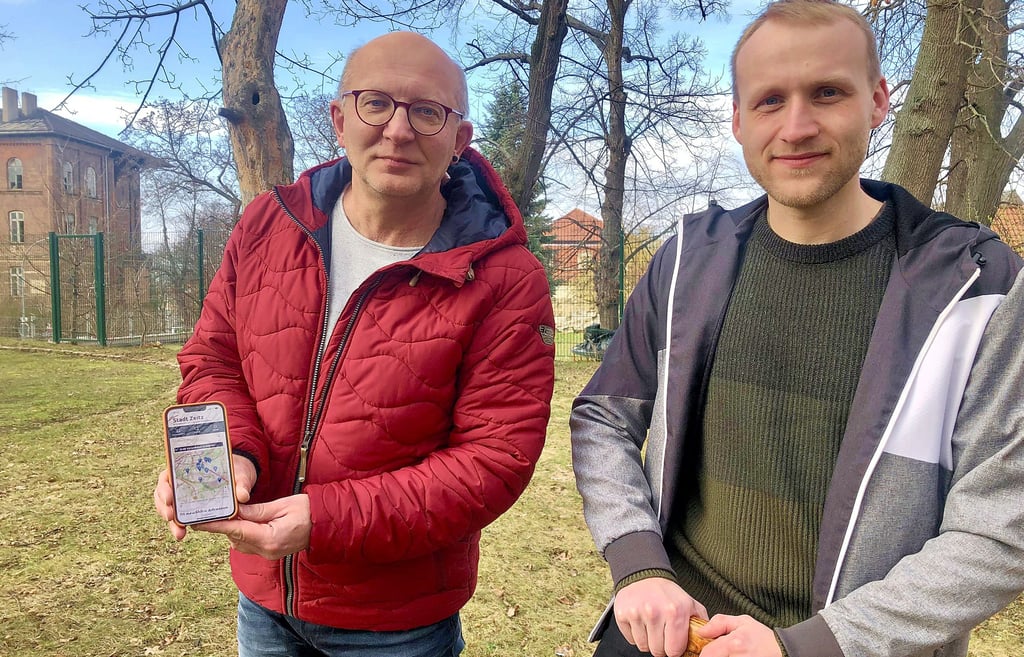 Thomas Suk, Leiter des Sachgebietes Öffentliches Grün/Baumschutz (links) und Mitarbeiter Christian Thomas setzen die Patenprogramme um.