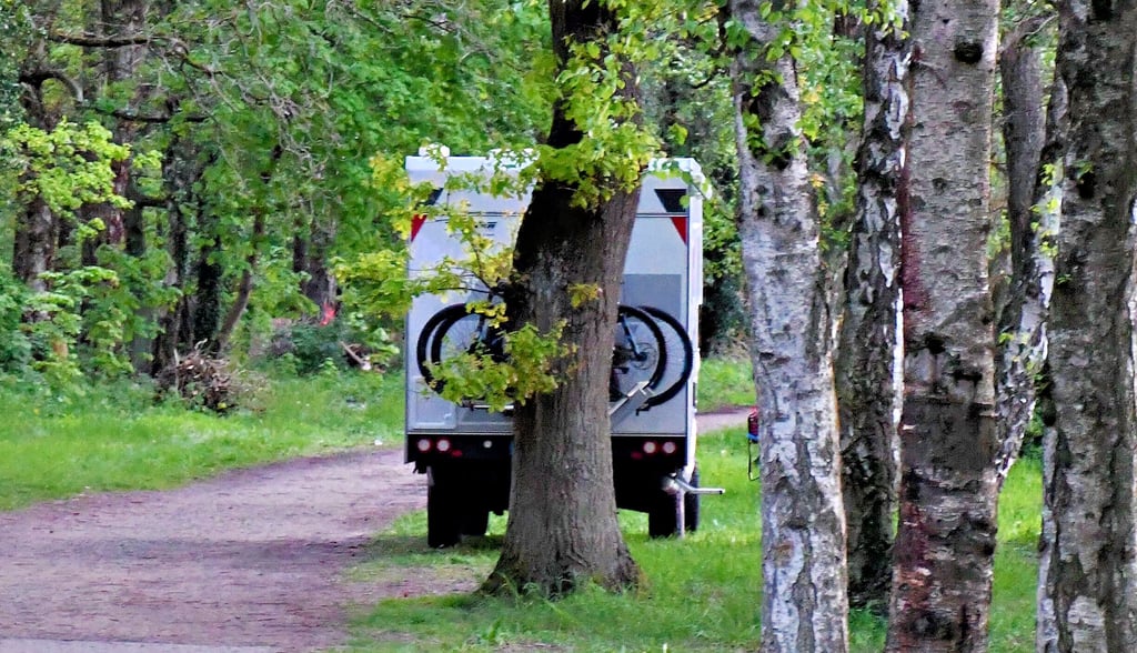 Ein Wohnmobil direkt am Arendseer Seeweg und unweit der Wasserkante: Dies soll der Vergangenheit angehören.