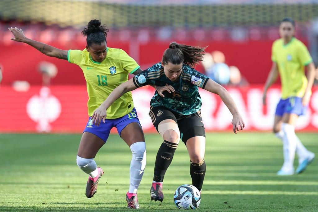 Die DFB-Frauen um Lena Oberdorf (r) mussten sich Brasilien geschlagen geben.
