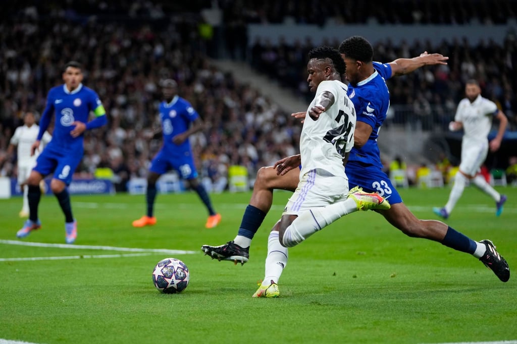 Einmal mehr ein Unruhestifter: Reals Vinicius Junior (l) versucht, den Ball an Chelseas Wesley Fofana vorbeizuschieben.
