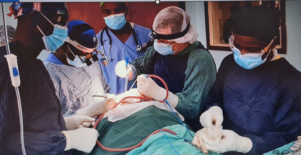 Dr. Dieter Class, Kinderneurochirurg am Magdeburger Uniklinikum bei einer Gehirnoperation im Kameruner Banso-Baptist-Krankenhaus in Kumbo.