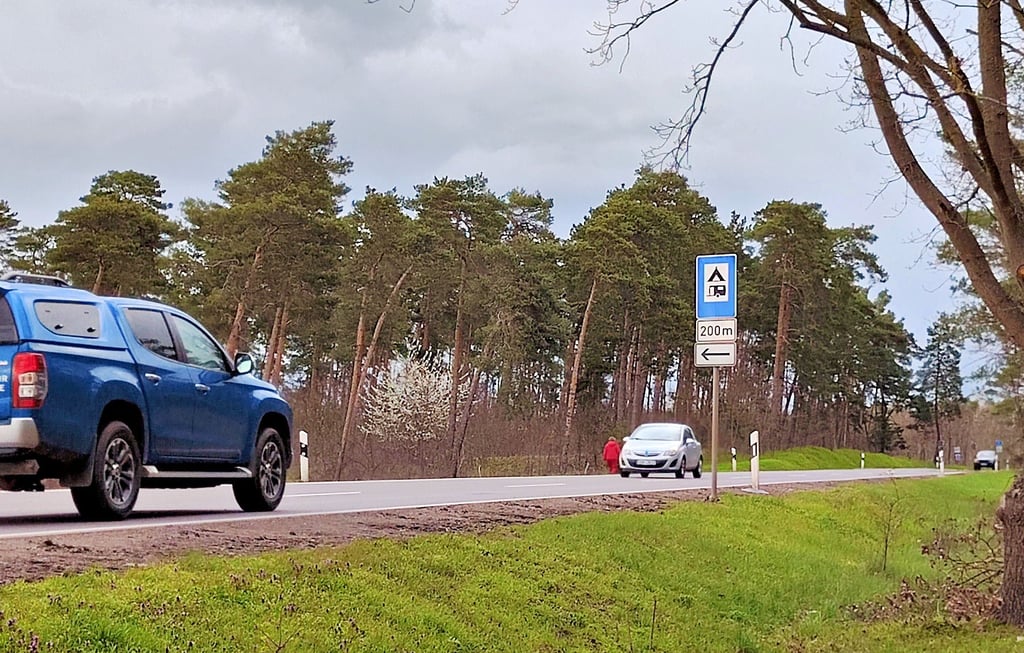 Autofahrer, die aus Richtung Plötzky zum Ferienpark fahren, müssen auf der B246a den Gegenverkehr beachten. Aktuell wird darüber diskutiert, ob an der Stelle eine Linksabbiegerspur errichtet werden sollte.