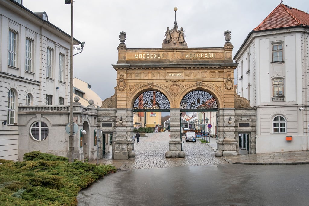Die Brauerei Pilsner Urquell (im Bild) ist eine der bedeutendsten Sehenswürdigkeiten von Pilsen. Wer jedoch richtige Bierzeltatmosphäre erleben möchte, sollte in den kommenden Tagen auch das Kulturareal Depo2015 besuchen.
