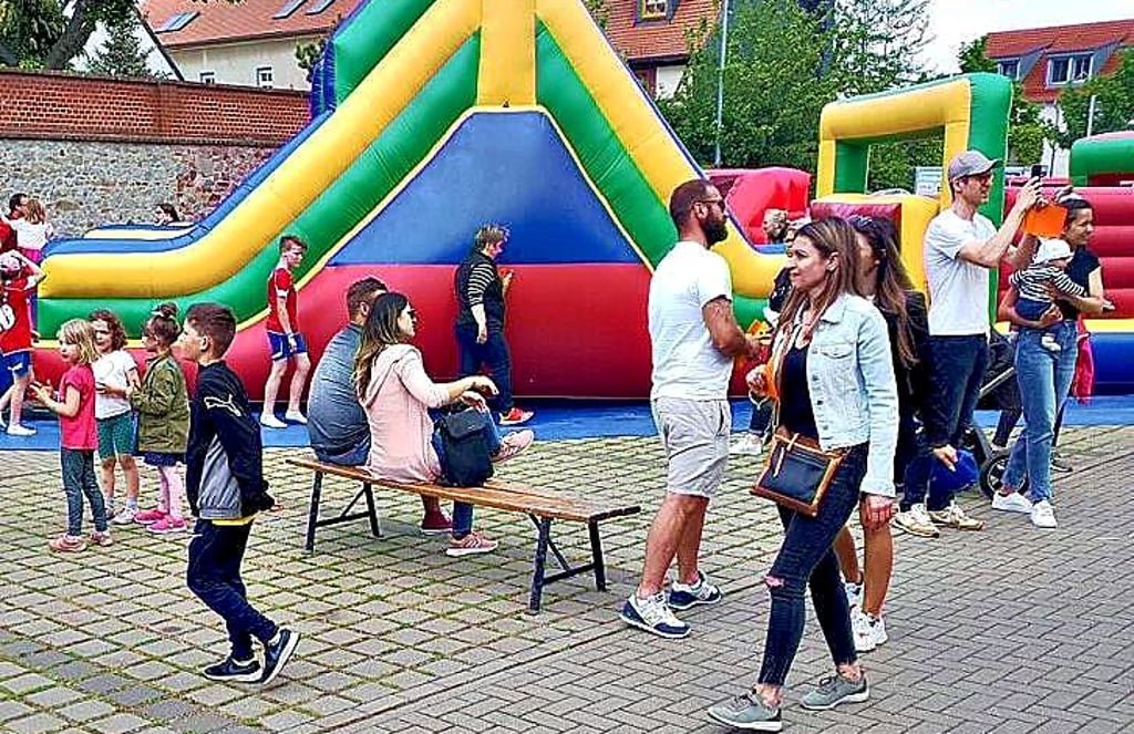 Im vergangnen Jahr haben rund 300 Teilnehmer an der „Fritz Fit Kinderolympiade“ teilgenommen. Hoch im Kurs stand eine Hüpfburg.