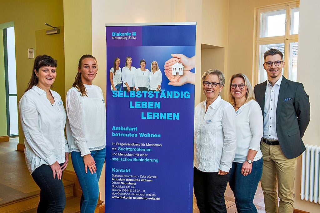 Die Mitarbeiter des Ambulant Betreuten Wohnens der Diakonie Naumburg-Zeitz mit Geschäftsführer Robin Knauf: Michaela Topf (v.l.), Juliane Flucke, Monika Magnus und Frauke Rausch. Es fehlt Anita Gutte, die aktuell in Elternzeit ist.