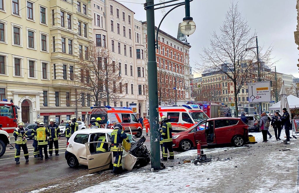Schwerer Unfall mit mehreren Verletzten in der Nähe des Hasselbachplatzes Mitte Dezember 2022. Die Zahl der Verkehrsunfälle nahm im vergangenen Jahr erneut zu.
