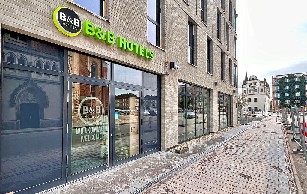 Das B&B-Hotel am Schloßplatz erwartet am Montag die ersten Gäste.