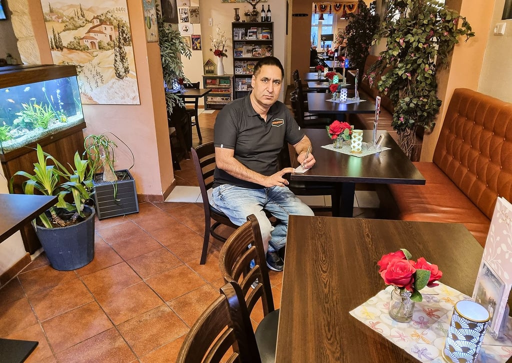 Ein symbolträchtiges Foto. Wie viele andere Gastwirte wartet Parminder Seehra auf Gäste. Nur einige wenige kehren derzeit im „Romantica“ ein. 