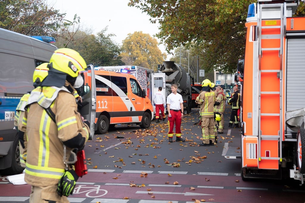 Einsatzfahrzeuge von Polizei und Feuerwehr stehen an der Bundesallee in Berlin-Wilmersdorf.